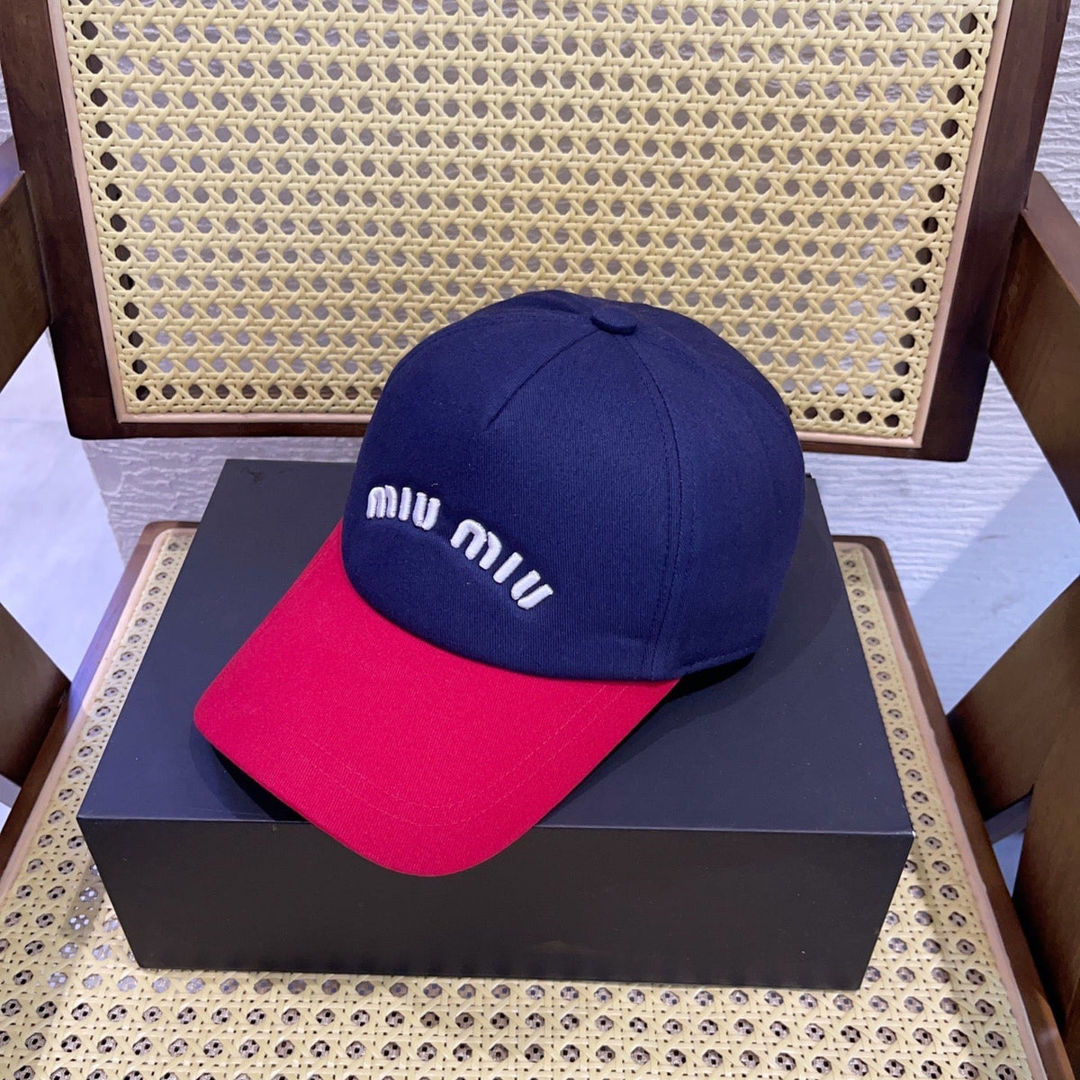 MIU MIU MM BASEBALL CAP IN NAVY BLUE AND RED FABRIC WITH LOGO EMBROIDERY